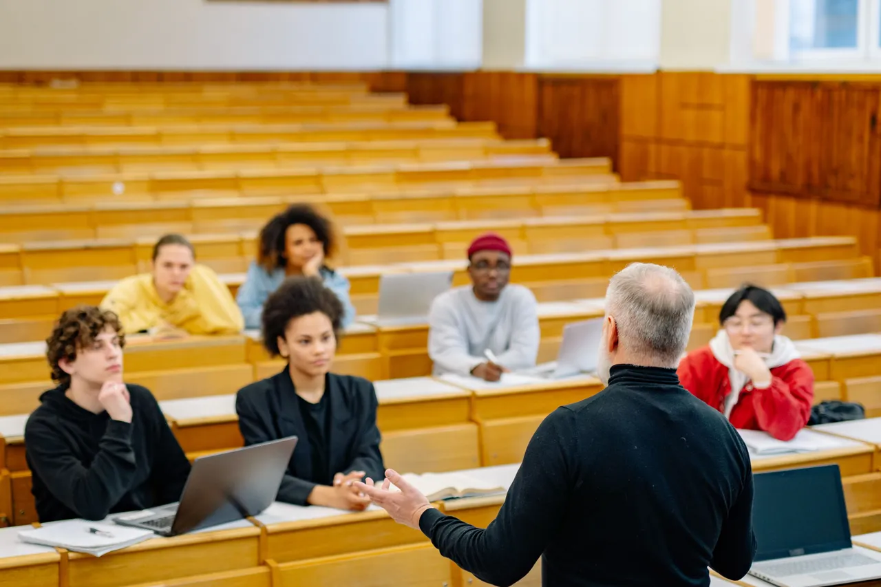 A networking class in a lecture hall